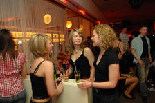 Drei junge Frauen im Club