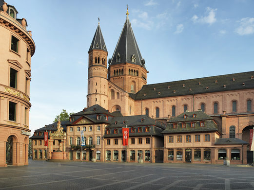 Восточная башня собора святого Мартина и рыночная площадь