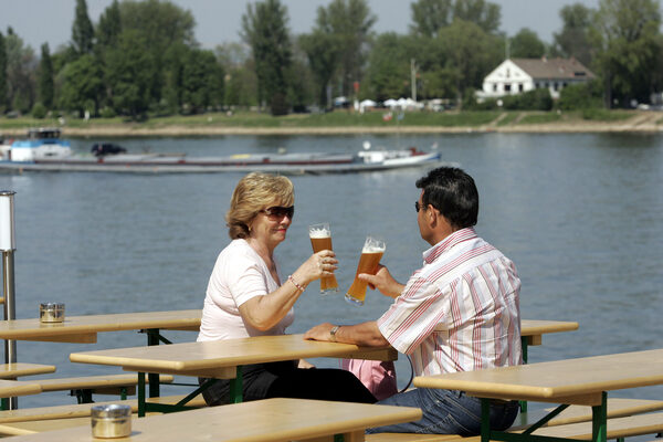 Zwei Gäste genießen ein Bier im Biergarten am Rheinufer © Landeshauptstadt Mainz