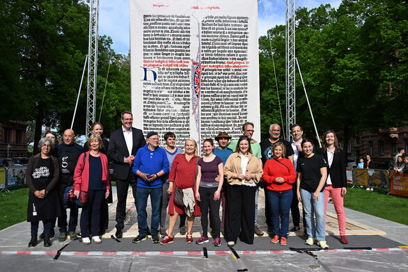 5x7.20 Meter misst die größte Bibelseite der Welt, die am 26. April in Mainz gedruckt wurde.