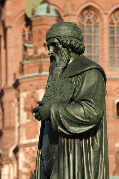 Gutenberg-Denkmal vor dem Dom