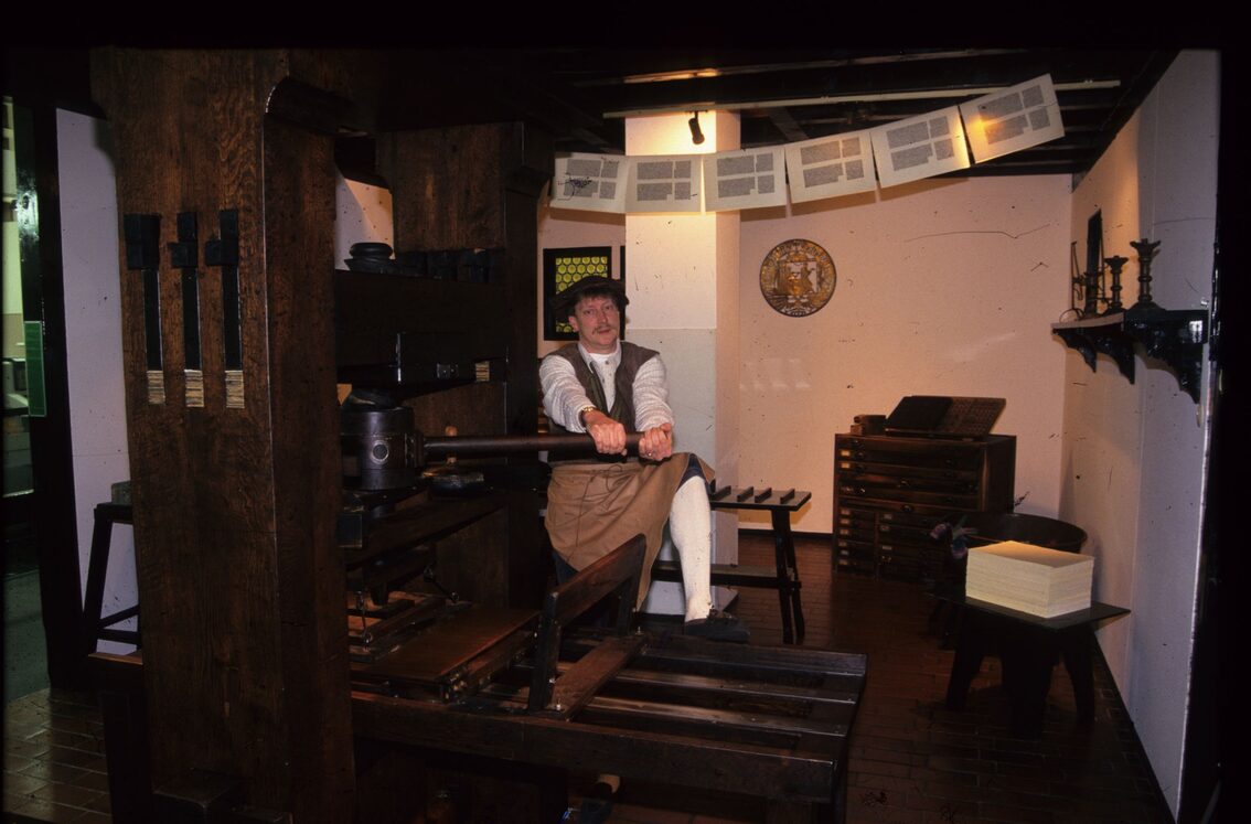 Museumsdrucker Robert Hartmann an der Druckerpresse