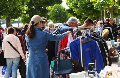 Krempelmarktbesucher am Rheinufer