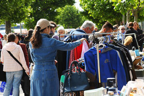 Besucher:innen auf dem Krempelmarkt am Rheinufer © Kristina Schäfer