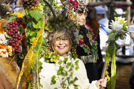 Verkleidete Frau beim Rosenmontagszug