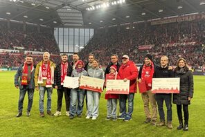 Jurymitglieder und Presiträger stehen auf dem Rasen im Stadion © Landeshauptstadt Mainz