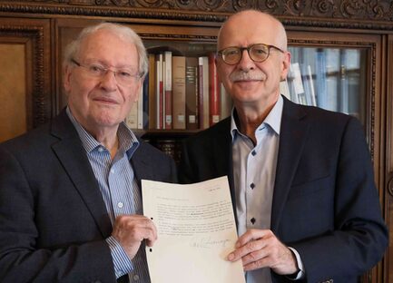 Eckhart Pick übergibt dem Leiter des Stadtarchivs, Wolfgang Dobras, einen