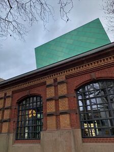 Blick durch die Fenster in die erleuchtete Bäckerei