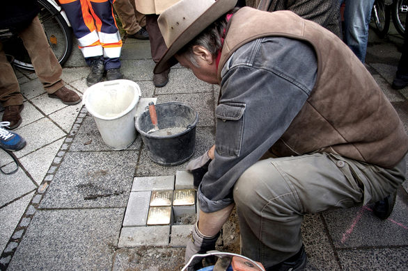 Gunter Demnig verlegt Stolpersteine