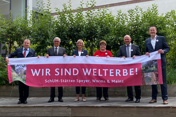 Nach der UNESCO-Entscheidung am 27.7.21 wird mit großer Freude das Banner "Wir sind Welterbe!" präsentiert.