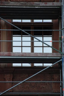 Gerüst vor einem Fenster des Schlosses