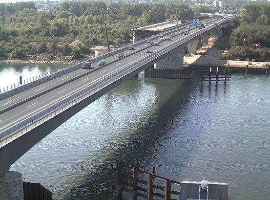 Der fertige Teil der neue Schiersteiner Brücke (A643) im Vordergrund.