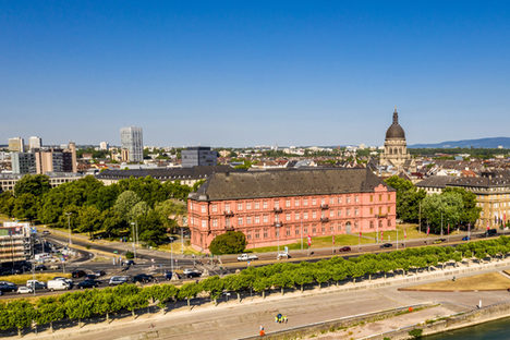 Blick auf die Rheinstraße mit dem Kurfürstlichen Schloss im Hintergrund