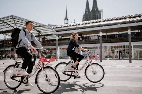 Bild von zwei Personen auf Call a Bike Mieträdern