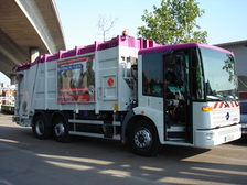 Auf dem Foto ist ein Müllwagen des Entsorgungsbetriebs Mainz abgebildet.