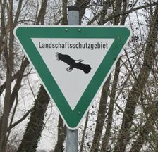 Auf dem Foto ist ein Schild für Landschaftsschutzgebiete abgebildet.