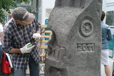 Bildergalerie Stadt der Wissenschaft 2011 Ein Steinmetz bei der Arbeit Am Archäologiewürfel der Ausstellung "zeit.fenster" arbeitete ein Mitarbeiter des Vulkanparks Osteifel an einem überlebensgroßen Basaltblock. Die Besucherinnen und Besucher konnten ihm  an mehreren Terminen dabei zusehen, wie nach und nach eine Säule mit Ziermotiven entstand.