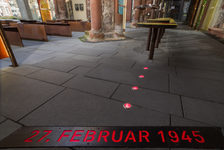 Bildergalerie St. Christoph Inschrift auf dem Boden im Innenraum des Mahnmals St. Christoph 27. Februar 1945 - Bombardierung von Mainz