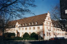 Bildergalerie Altes Zeughaus Altes Zeughaus Neben dem Landtag steht die sich zum Rhein öffnende Dreiflügelanlage des Alten Zeughauses. Das Gebäude ist das älteste erhaltene Bauwerk aus kurfürstlicher Zeit in Mainz.