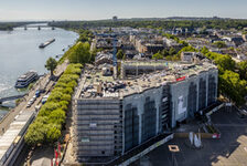 Bildergalerie Rathaussanierung August 2025  Blick von der Rheingoldhalle Richtung Süden mit der Ansicht Fassade Jockel-Fuchs-Platz