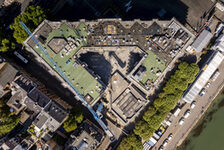 Bildergalerie Rathaussanierung August 2025  Blick auf das Rathaus aus der Vogelperspektive. Zu erkennen sind die Dachdeckarbeiten, die im Besonderen die regendichte Hülle sicherstellen.