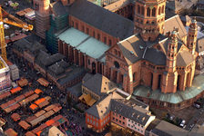 Bildergalerie Dom St. Martin Weihnachtsmarkt auf den Domplätzen Luftaufnahme des Mainzer Doms