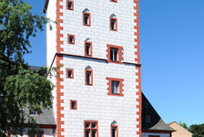 Bildergalerie Eisenturm Eisenturm 2013 Der Eisenturm ist einer von drei Türmen der mittelalterlichen Stadtbefestigung, die heute noch erhalten sind. Einst waren es 34 Tor- und Wachtürmen. Seinen Namen erhielt der sechsgeschossige Turm von dem einst am Rheinufer abgehaltenen Eisenmarkt.