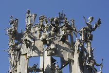 Bildergalerie Fastnachtsbrunnen Spitze des Fastnachtsbrunnens Mehr als 200 Figuren aus der Fastnacht und der Mythologie bevlölkern den neun Meter hohen Brunnen.