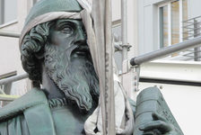 Bildergalerie Gutenberg Denkmalrestaurierung Gutenberg-Statue am Haken Thorvaldsen-Statue vor dem Abheben