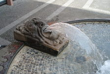 Bildergalerie Brunnenanlagen Gotthardbrunnen Nicht weit ist es vom Höfchen zum Gotthardbrunnen auf dem Marktplatz vor der Gotthard-Kapelle.