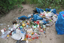 Glas, Plastik, Dosen - typischer Müll einer Strandparty.