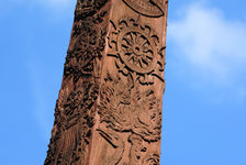 Bildergalerie Neubrunnen Neubrunnen Auf allen vier Seiten überziehen Flachreliefs den Obelisken. Sie bestehen aus Emblemen und allegorischen Hieroglyphen. Die Symbolik umfasst verschiedene Themenkreise: Krieg auf der Westseite, Künste auf der Ostseite, gute Staatshaushaltung auf der Südseite und Handel auf der Rückseite.