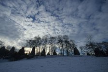 Bildergalerie Römersteine Römersteine in winterlicher Landschaft Von dem etwa neun Kilometer entfernten Quellgebiet im Stadtteil Finthen aus verlief die Leitung zunächst unterirdisch. Wegen des zunehmenden Gefälles führte sie dann aber oberirdisch weiter.