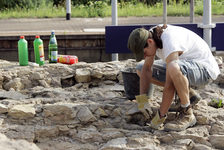 Bildergalerie Römisches Bühnentheater Römisches Theater, Ausgrabungen 2006 wurde der Südbahnhof, der unterhalb der Grabungsstätte liegt, umbenannnt. Seitdem steigen Pendler und Gäste der Stadt am Bahnhof "Mainz - Römisches Theater" ein, aus und um.