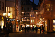 Auch abseits des großen Weihnachtsmarkttrubels erstrahlen Gassen und Plätze ...