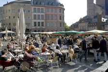 Bildergalerie Wochenmarkt Mainzer Wochenmarkt Über den Markt bummeln oder in der Sonne sitzen mit Blick auf die Stände vor dem Dom