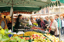 Bildergalerie Wochenmarkt Frisches Obst auf dem Markt Kunden kaufen am Obststand ein
