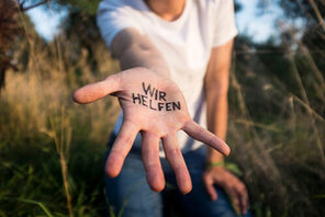 Hand, auf der steht "Wir helfen" © AdobeStock DorSteffen