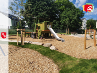 Foto vom Spielplatz mit Heuwagengerüst und Rutsche