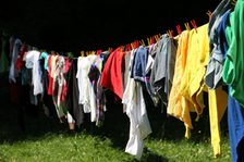Bunte Kleidung an einer Wäscheleine