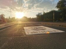 Fahrradstraße mit Sonnenuntergang im Hintergrund
