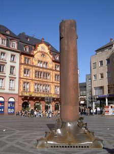 Market buildings and Heunensäule