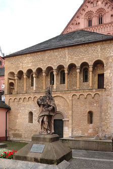 Bonifatius-Statue vor der Gotthard-Kapelle