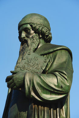 Gutenberg Statue vor blauem Himmel