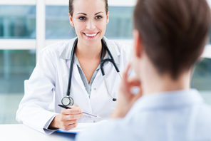 Ärztin spricht mit Patient © Edyta Pawlowska - Fotolia.com