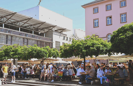 Blick vom Stand der Mainzer Winzer auf dem Weinfrühstück