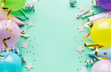 Bunte Luftfallons und Konfetti auf türkisem Untergrund