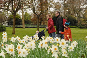 Familie geht im Frühling im Volkspark spazieren © Kristina Schäfer