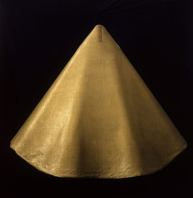 Messgewand aus goldgelber "geritzter" Seide mit einem feinen, dezent gestalteten Spitzovalmuster