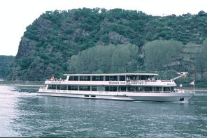 Ein Ausflugsschiff der Primus Linie auf dem Rhein vor der Loreley © Primus Linie
